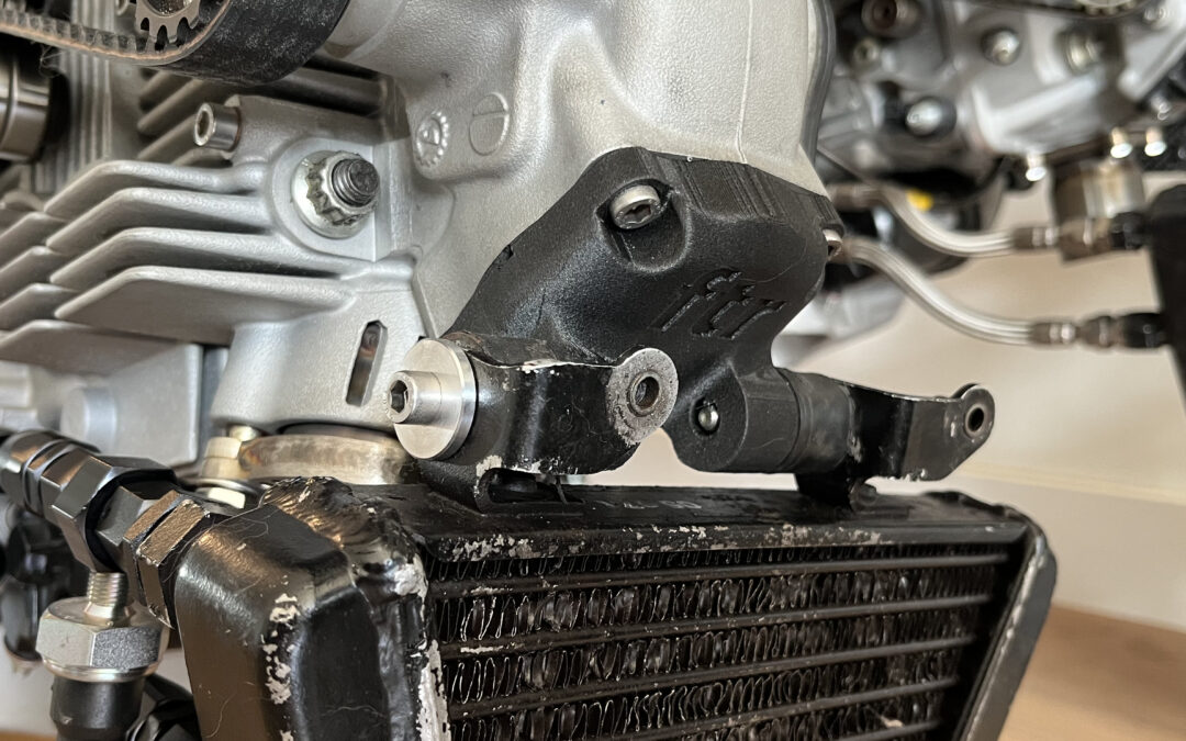 Ducati 1000 / 1100 2V Camshaft Cover – Lower Oil Cooler Mounting Kit (PPS Carbon Fiber)